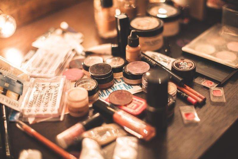 Les tendances maquillage qui subliment le teint au printemps