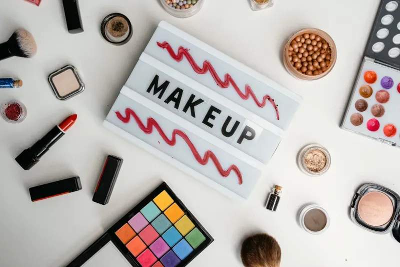 Look beauté éditorial pour une séance photo de campagne saisonnière